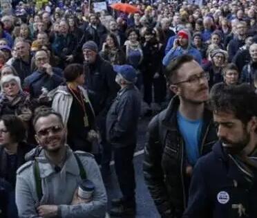 英国人忍无可忍!伦敦爆发大规模游行 抗议生活成本飙升