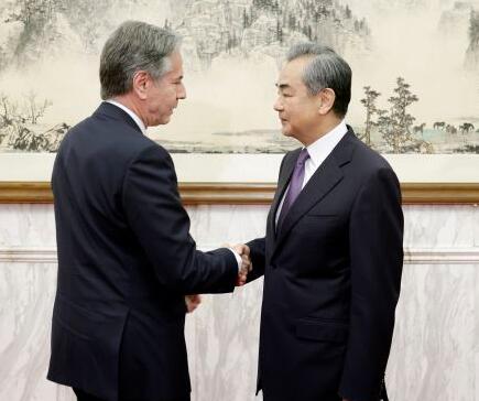 美国政府面临停摆危机,一位美国重要人物拜会王毅,王毅表态亮了