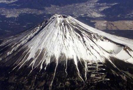 富士山共发生7次大规模喷发,其中1707年发生的"宝永喷发",富士山邻近