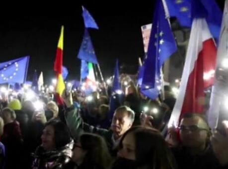 波兰人忧“脱欧”示威力挺欧盟，这次风波从何而起？
