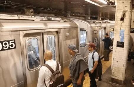 又一起！美国纽约地铁站内一男子被推下铁轨受伤