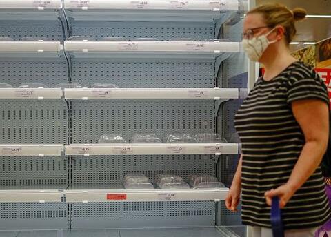 英国食品供应紧张：超市爆发抢购潮，货架已空空如也