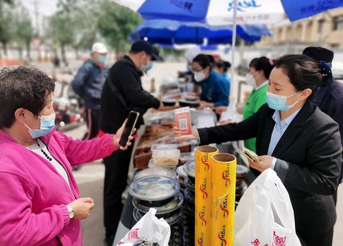 北京：餐厅“转”室外 菜品摆摊卖